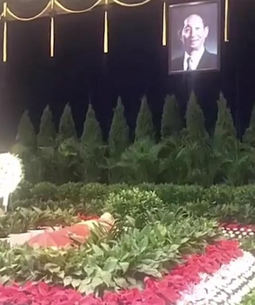 袁老身上覆蓋著鮮紅的國(guó)旗，袁隆平送別儀式舉行：遺體安臥鮮花翠柏叢中